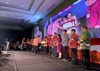 Dalam 1 Kegiatan, Wali Kota Kotamobagu Tatong Bara Terima 2 Penghargaan Sekaligus