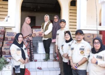 Tatong Bara Bersama Jajaran Pimpinan OPD Serahkan Bantuan Korban Banjir Manado