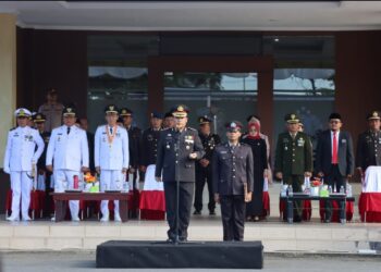 Usai Pimpin Upacara HUT Bhayangkara Ke-77, Kapolres Bolsel Indra Wahyu Musnahkan 4.423 Liter Miras