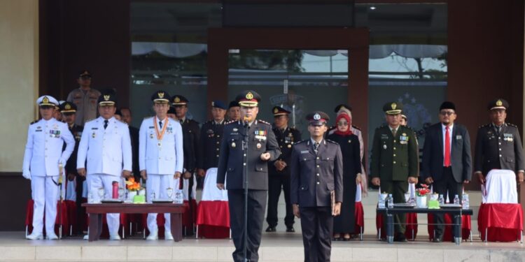 Usai Pimpin Upacara HUT Bhayangkara Ke-77, Kapolres Bolsel Indra Wahyu Musnahkan 4.423 Liter Miras