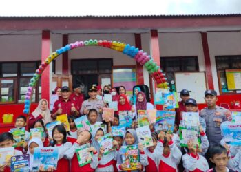 Peduli Budaya Literasi! Polres Bolsel Bagikan Buku di SDN 3 Molibagu