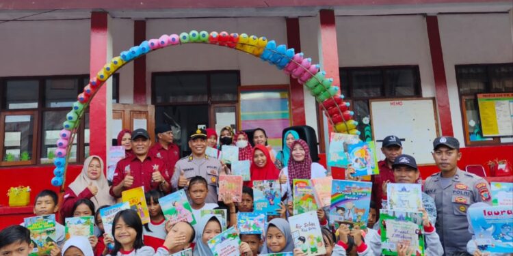 Peduli Budaya Literasi! Polres Bolsel Bagikan Buku di SDN 3 Molibagu