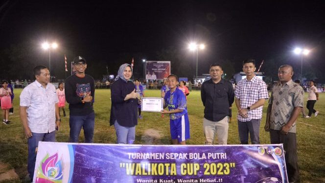Tatong Buka Turnamen Walikota Cup Sepak Bola Putri se–BMR
