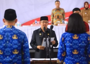 Penjabat Walikota Asripan Nani Serahkan SK 100 Persen Kepada 299 Pegawai Negeri Sipil Kota Kotamobagu
