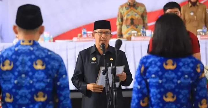 Penjabat Walikota Asripan Nani Serahkan SK 100 Persen Kepada 299 Pegawai Negeri Sipil Kota Kotamobagu