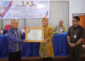 Walikota Penghargaan Tokoh Pengembangan Pendidikan Tinggi di BMR dari Universitas Dumoga Kotamobagu