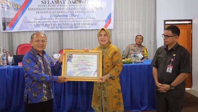Walikota Penghargaan Tokoh Pengembangan Pendidikan Tinggi di BMR dari Universitas Dumoga Kotamobagu