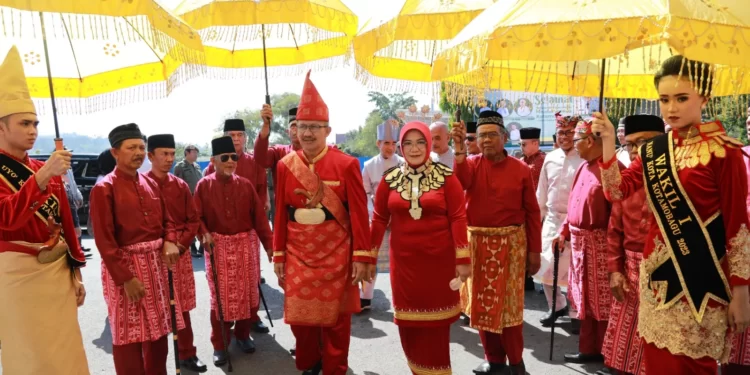 Pj. Wali Kota Kotamobagu, Asripan Nani, Dijemput Prosesi Adat Tempati Rumah Dinas