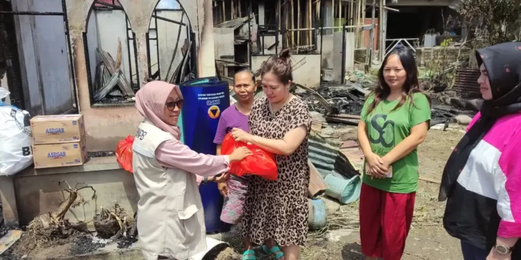 Pemkot Kotamobagu Salurkan Sembako Kepada Warga yang Tertimpa Musibah Kebakaran