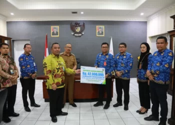 Pj Walikota Asripan Nani Bersama Sunardy Syahid Serahkan Santunan pada Ahli Waris Peserta BPJS Non ASN Kotamobagu