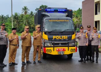 Bantu Polres Bolsel, Bupati dan Wabup Serahkan Hibah Truk Dalmas
