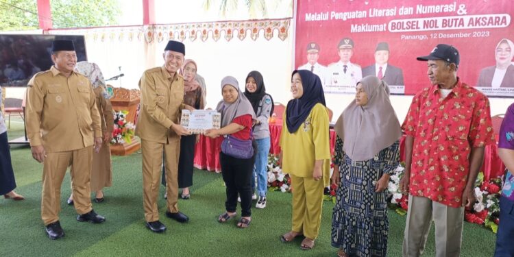Peringati HAI 2023, Bupati Bersama Wabup Bolsel Serahkan Sertifikat Melek Aksara