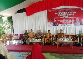 Sekda Bolmong Abdullah Mokoginta Lakukan Kunjungan Kerja di SD Mongkoinit Lolak