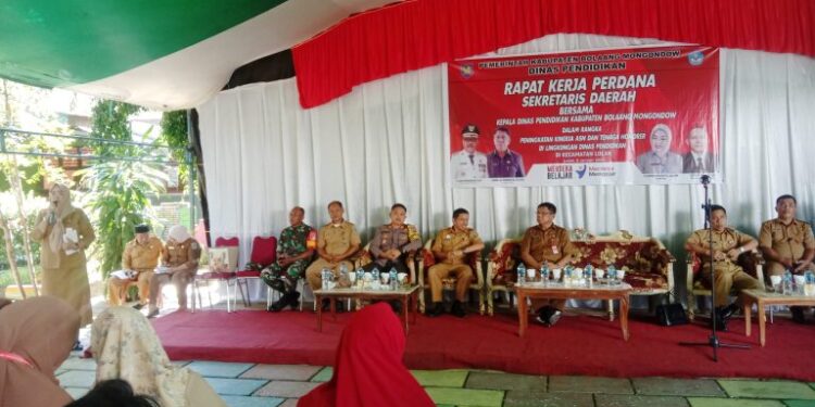 Sekda Bolmong Abdullah Mokoginta Lakukan Kunjungan Kerja di SD Mongkoinit Lolak
