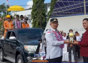 Bersama Petugas Kebersihan, Pj Wali Kota Kotamobagu Pimpin Arak-arakan Piala Adipura ke-10