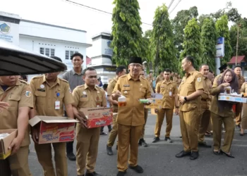 Asripan Nani Bagikan Takjil Buka Puasa untuk Warga yang Melintasi Kantor Wali Kota Kotamobagu