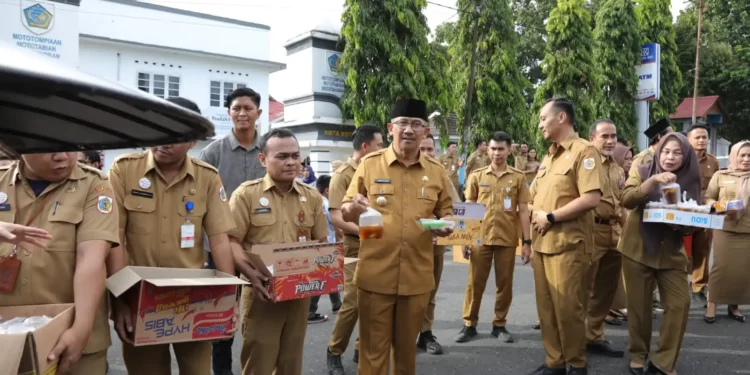 Asripan Nani Bagikan Takjil Buka Puasa untuk Warga yang Melintasi Kantor Wali Kota Kotamobagu