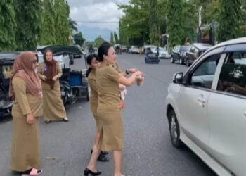 Semarak Ramadhan 1445 Hijriah, ASN Pemkot Kotamobagu Bagikan Takjil ke Masyarakat