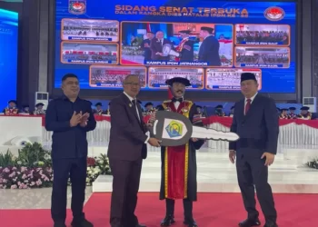 Pemkot Kotamobagu Menyerahkan Bantuan 1 Unit Bus untuk IPDN Kampus Sulut