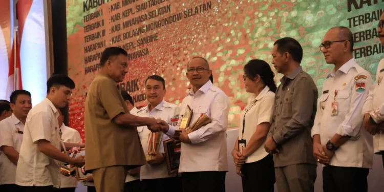 Pemkot Kotamobagu Terima Dua Penghargaan Saat Mengikuti Musrembang Tingkat Provinsi