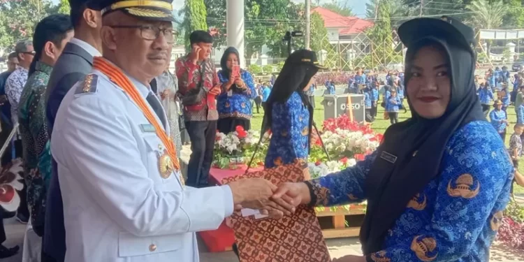 Asripan Nani Serahkan SK Pengangkatan 266 PPPK formasi tahun 2024