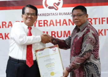 Sekda Bolmong Terima Sertifikat Akreditasi Paripurna RSUDB dari KARS