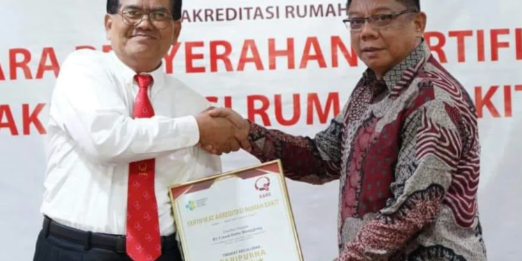Sekda Bolmong Terima Sertifikat Akreditasi Paripurna RSUDB dari KARS