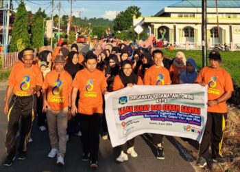 Sambut HUT Ke-VIII, Pemerintah Kecamatan Tomini Gelar Jalan Sehat dan Bagikan Hadiah