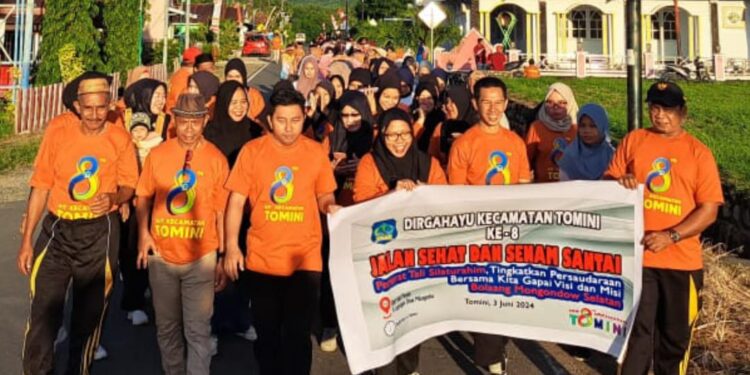 Sambut HUT Ke-VIII, Pemerintah Kecamatan Tomini Gelar Jalan Sehat dan Bagikan Hadiah