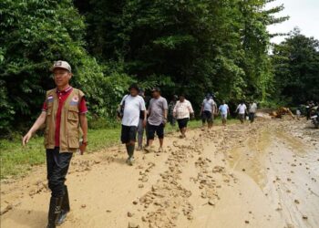 Bupati Bolsel Tinjau Langsung Lokasi Banjir dan Longsor, Akses Jalan Sudah Terbuka