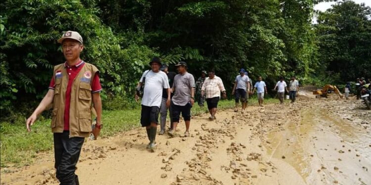 Bupati Bolsel Tinjau Langsung Lokasi Banjir dan Longsor, Akses Jalan Sudah Terbuka