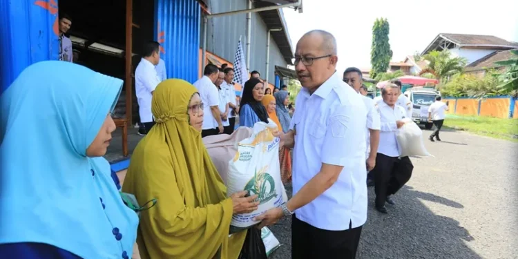 Pemkot Kotamobagu Salurkan Beras Cadangan Pemerintah Kepada Masyarakat