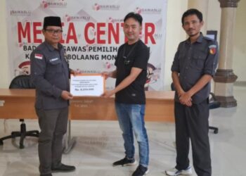 Bawaslu Bolmong Santuni Petugas Adhoc yang Mengalami Kecelakaan