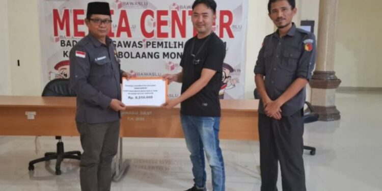 Bawaslu Bolmong Santuni Petugas Adhoc yang Mengalami Kecelakaan