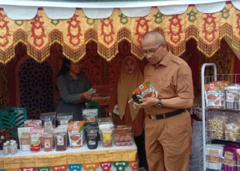 Selain Meninjau, Pj Wali Kota Kotamobagu Juga Berbelanja di Lokasi Stand Pameran UMKM di Kegiatan MTQ ke-30
