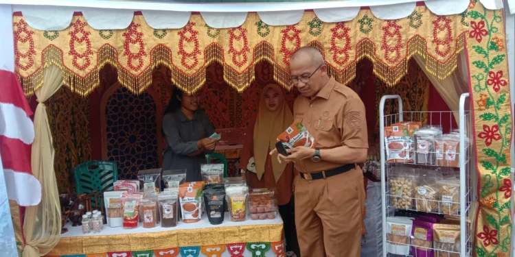 Selain Meninjau, Pj Wali Kota Kotamobagu Juga Berbelanja di Lokasi Stand Pameran UMKM di Kegiatan MTQ ke-30