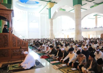 Pj Wali Kota Asripan Nani Bersama Masyarakat Sholat Idul Adha 1445 Hijriah di Masjid MABM