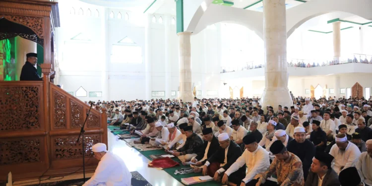 Pj Wali Kota Asripan Nani Bersama Masyarakat Sholat Idul Adha 1445 Hijriah di Masjid MABM