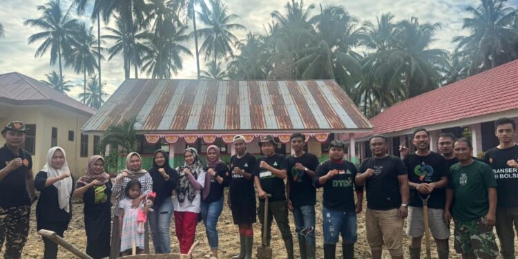 Gerakan Pemuda Ansor Pinolosian Bersihkan SMPN Kombot dari Sisa Lumpur Usai Banjir