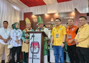 Resmi Mendaftar di KPU Bolmong, Ribuan Pendukung Yusra-Donny Bikin Macet Lolak