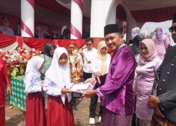Meriahkan HUT Ke-16, Disdikbud Bolsel Serahkan Hadiah Lomba OSN Tingkat Kabupaten