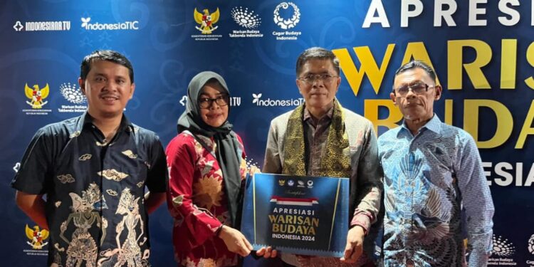 Kadisdikbud Bolsel Terima Sertifikat Warisan Budaya Tak Benda dari Kemendibud