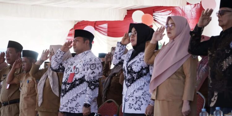 Gelar Upacara HUT PGRI ke-79, Kadisdikbud Bolsel Serukan Terus Berkarya 