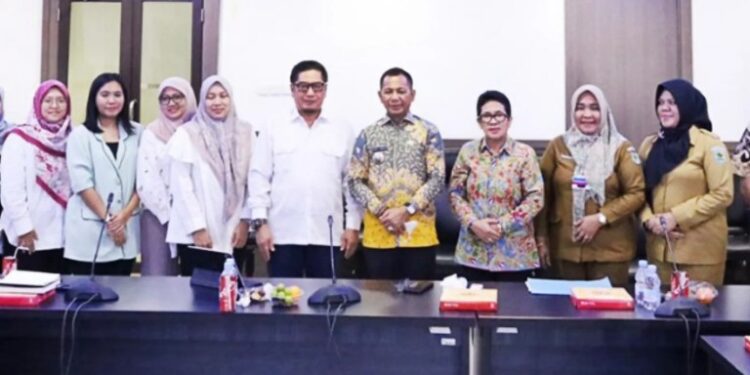 Pj Bupati Bolmong Hadiri Penandatanganan Naskah Hibah Pembangunan Lapangan dan Tribun