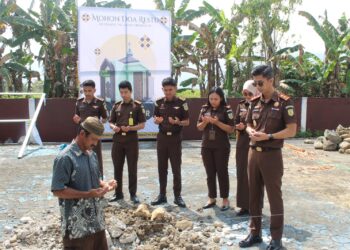 Kacabjari Dumoga Letakkan Batu Pertama Pembangunan Musholla Al-Qahhar