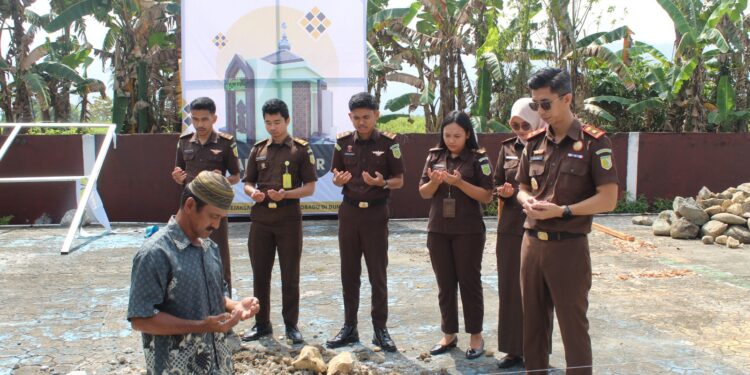 Kacabjari Dumoga Letakkan Batu Pertama Pembangunan Musholla Al-Qahhar