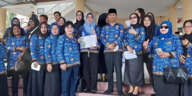 Dinas Pendidikan Bolmong Terima Penghargaan Pelayanan Terbaik
