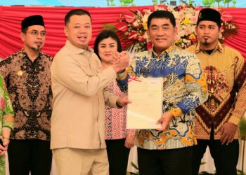 Serahkan Sertifikat di Sulut, Menteri Nusron Tegaskan PR di Bidang Pertanahan Harus Selesai