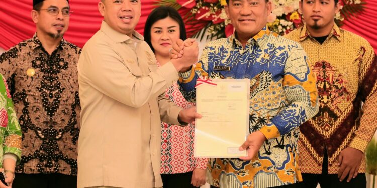 Serahkan Sertifikat di Sulut, Menteri Nusron Tegaskan PR di Bidang Pertanahan Harus Selesai