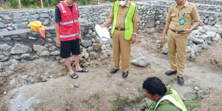 Kepala Dinas Kesehatan Bolmong Tinjau Pembangunan Pustu di Desa Dumoga Timur
